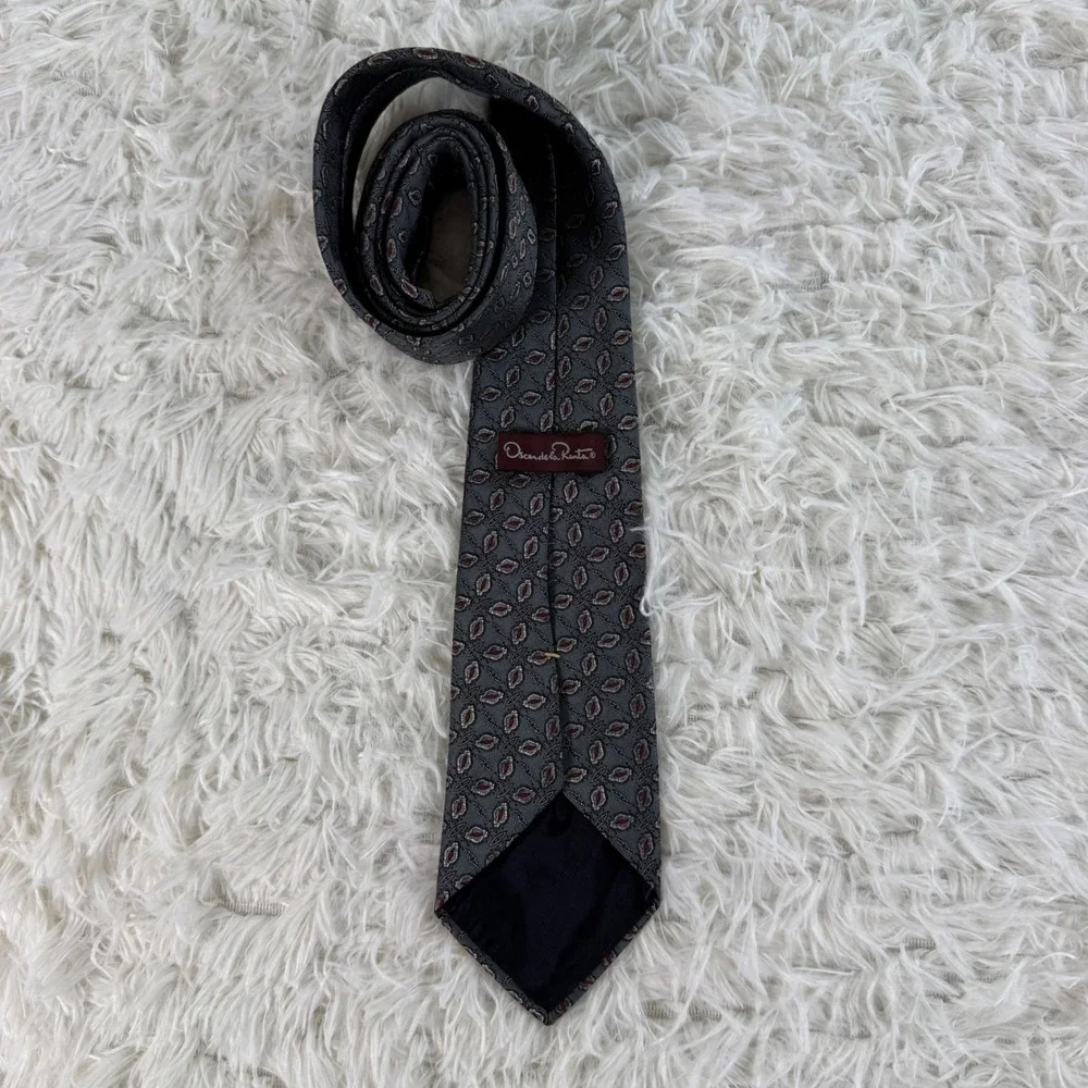 Oscar de la Renta Mens Silk Tie Gray Red‎ Geometric Medallion Pattern Silk Tie
